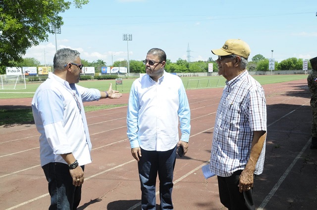 Camacho anuncia reconstrucción de pista de atletismo en el complejo deportivo de Moca