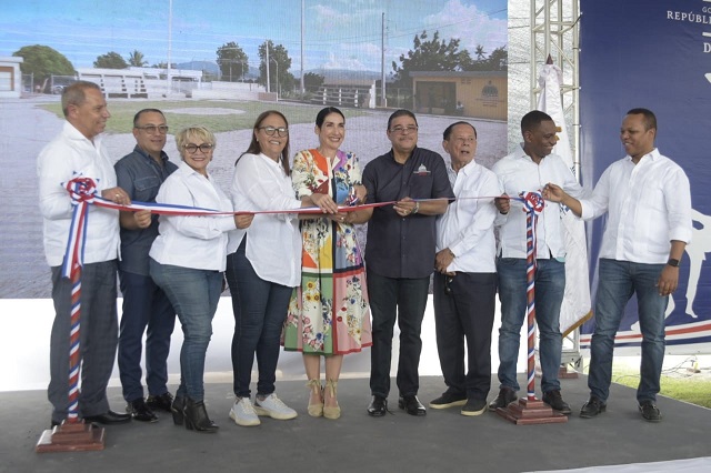  Primera Dama de la República Raquel Arbaje y Ministro de Deportes Francisco Camacho entregan instalaciones deportivas en Las Matas de Farfán