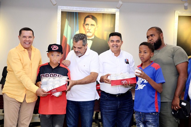  Alcalde Ruddy González y Junior Noboa, Comisionado Nacional de Béisbol anuncian importantes obras deportivas para Azua