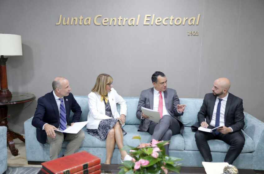  Presidente JCE se reúne con comisión OEA colaborará en procesos electorales