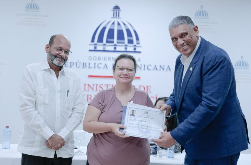  Ministerio Interior y Policía entrega nacionalidad dominicana a 30 extranjeros