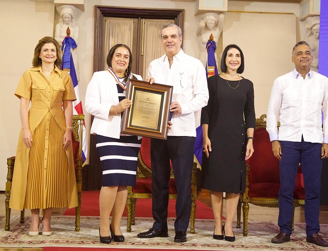  Presidente Abinader entrega Premio Excelencia Magisterial 2023 a cinco docentes