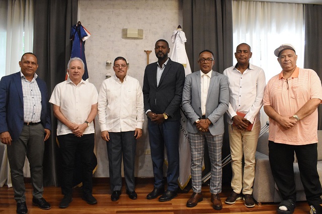  Ministro de Deportes apoya montaje del Torneo de Baloncesto Superior de la Provincia Santo Domingo