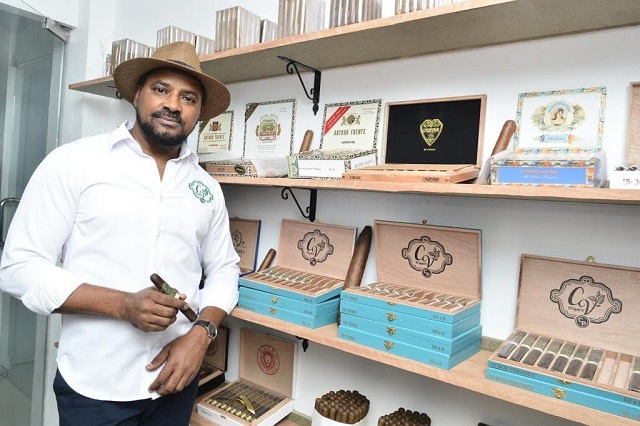  Abren en Santiago tienda especializada en puros y accesorios Humos Cigar Lounge