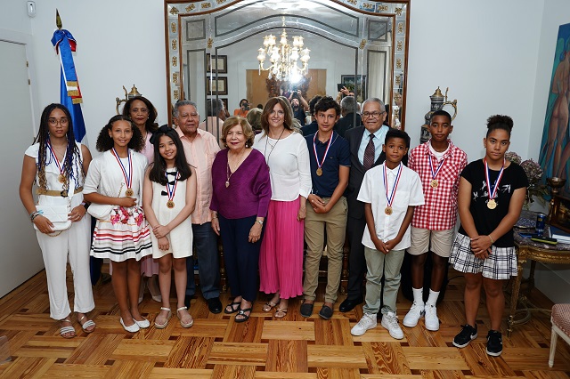  Embajada Dominicana en España entrega medallas a los ganadores de la XIII Edición del Premio al Mérito Escolar 2023
