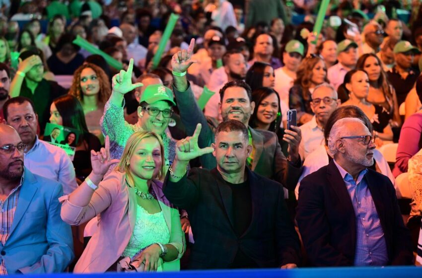  Miles de seguidores de Leonel Fernández le acompañan en el Armory Arena de Manhattan