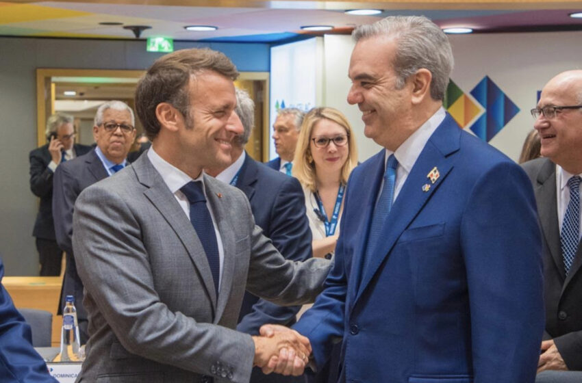 Presidentes Abinader y Macron dialogan por varios minutos en Cumbre UE-CELAC