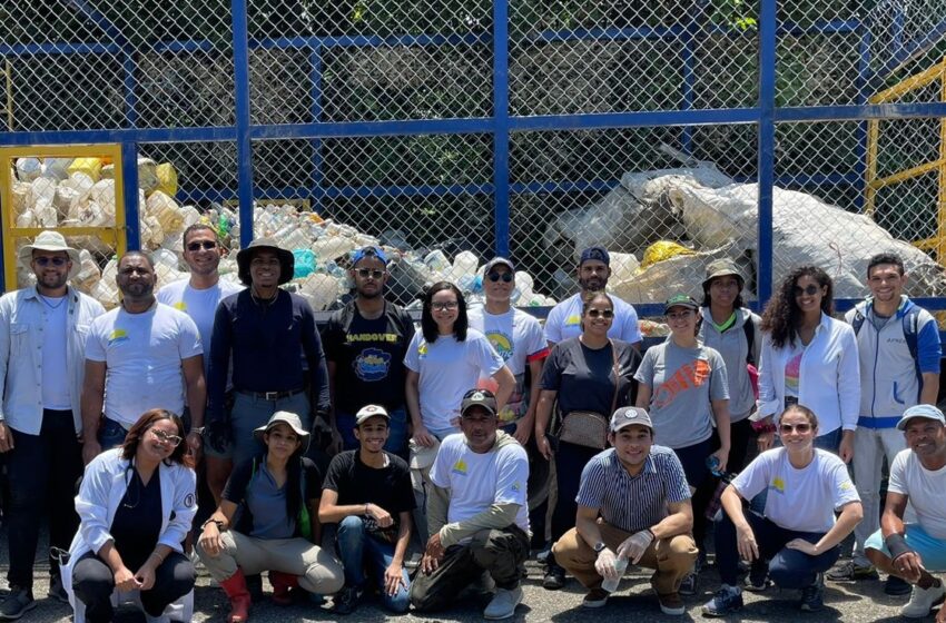  Jóvenes del Partido DxC participan en la recogida de desechos sólidos alrededor del Río Yaque del Norte