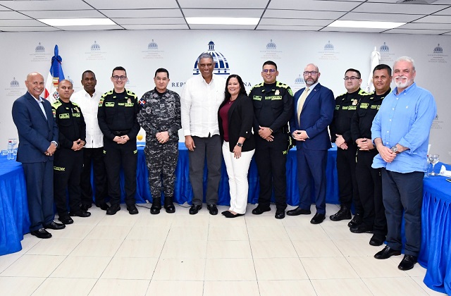  Policía Colombiana ofrece talleres a coroneles y generales como parte de la reforma policial