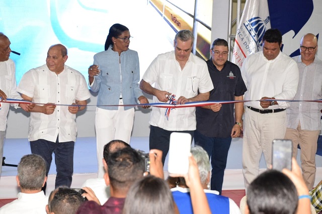  Presidente Abinader entrega remozado Polideportivo Luciola Pión de Higüey
