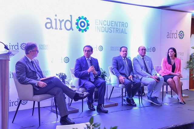  Ministro de Salud presenta PLANDES 2030 a la Asociación de Industrias de la República Dominicana