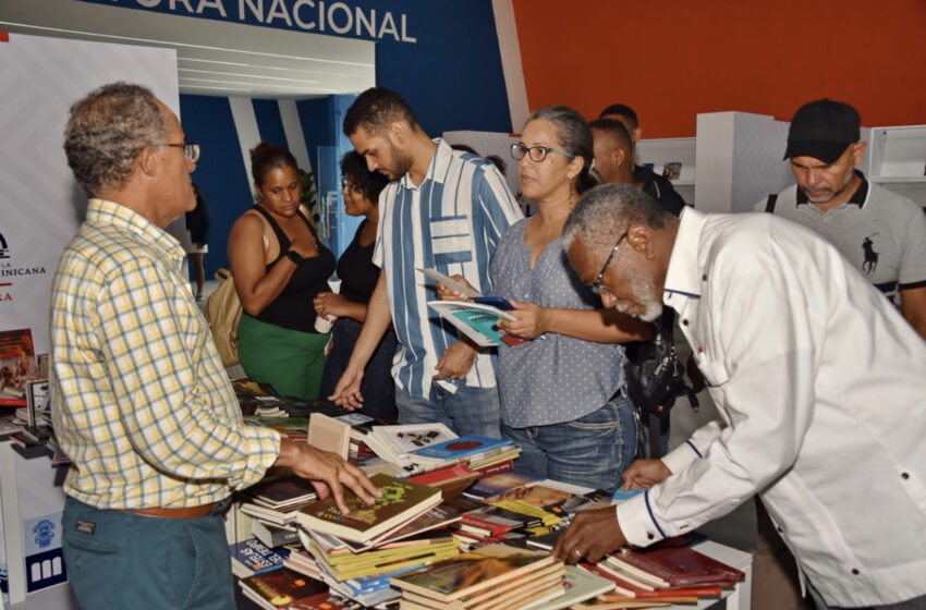  Más de 32 mil personas visitaron la Feria del Libro en su primer fin de semana