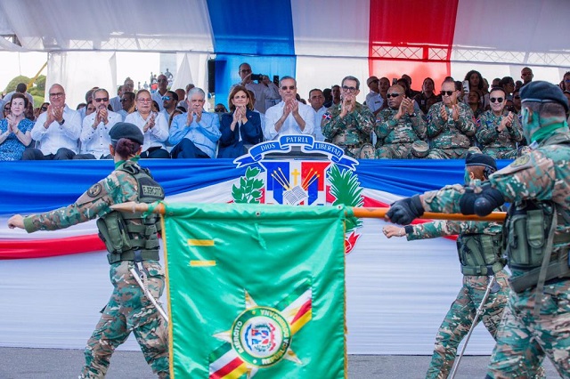  Presidente encabeza Desfile Militar-Policial con motivo 160 aniversario de la Restauración