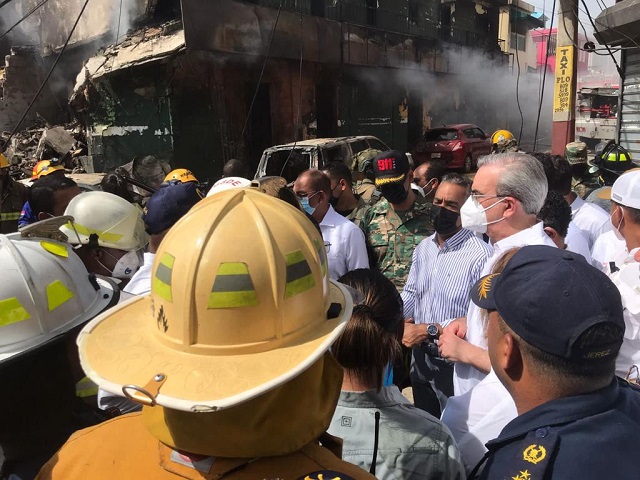  Presidente Abinader visita zonas afectadas por explosión en San Cristóbal y asegura a familias apoyo del Gobierno