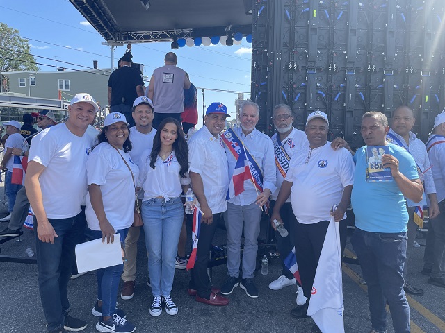  Dominicanos celebran su desfile número 20 en Newark