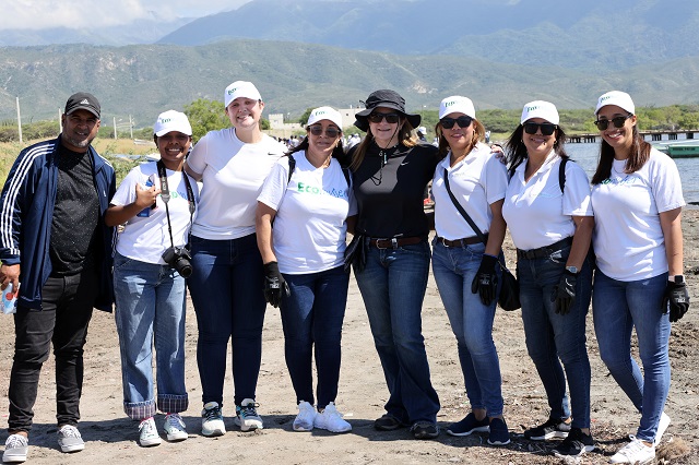  120 voluntarios se reúnen en Playa Tortuguero para limpiar las costas