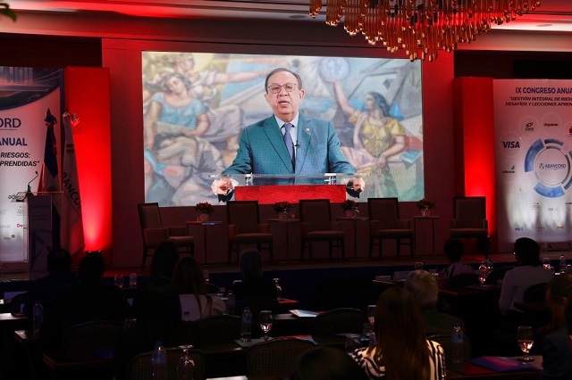  Héctor Valdez Albizu destaca robustez del sistema financiero en el cierre del IX Congreso de Abancord