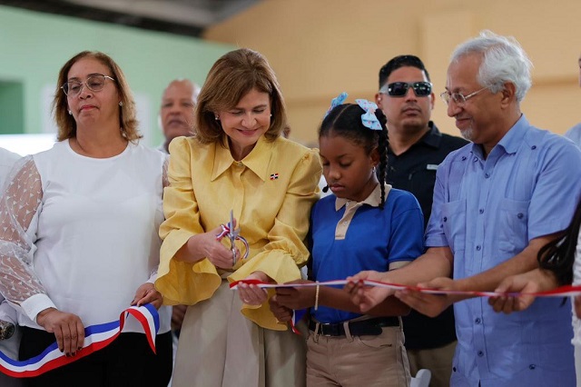  Gobierno inaugura 4 obras en Santo Domingo y San Cristóbal; también entrega títulos de propiedad