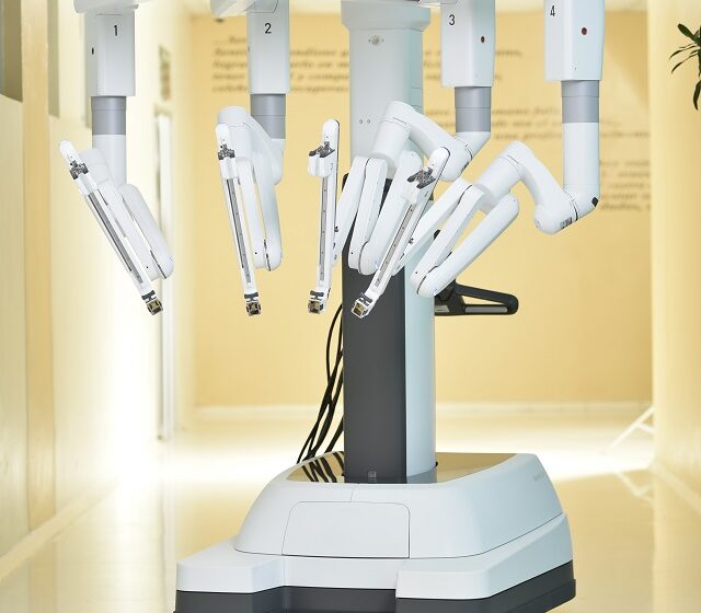  Hospital de Santiago realiza primeras cirugías ginecológicas robóticas de RD