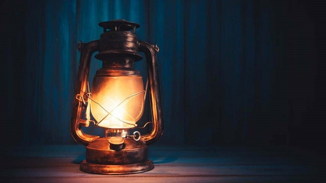  La lámpara se pone en el candelero para que los que entran tengan luz