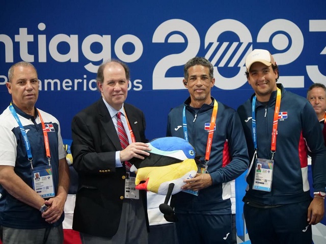  Reciben oficialmente a atletas que participarán en los Juegos Panamericanos Santiago 2023