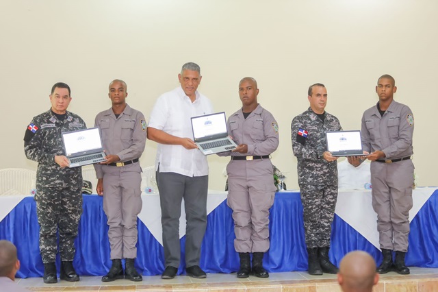  Ministerio de Interior y Policía entrega laptops a conscriptos e instructores  de la Escuela de Entrenamiento Policial
