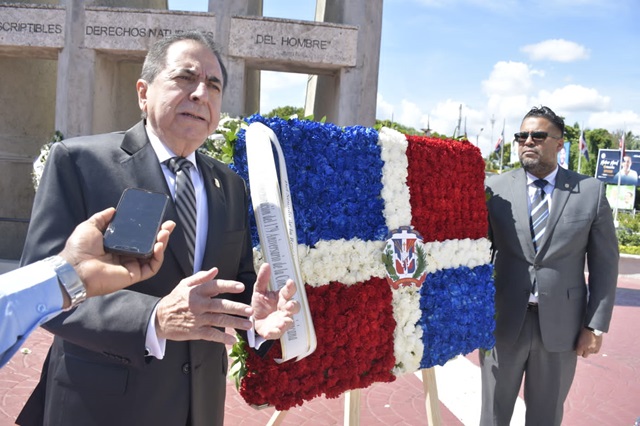  Senado deposita ofrenda floral en Monumento a los Constituyentes en San Cristóbal