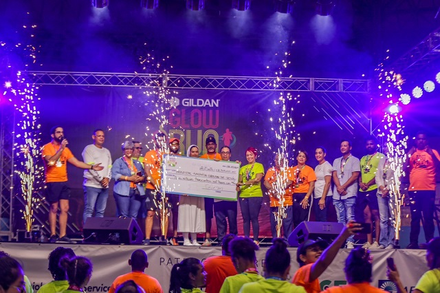  Más de 2,000 personas brillaron en el Gildan Glow Run 2023