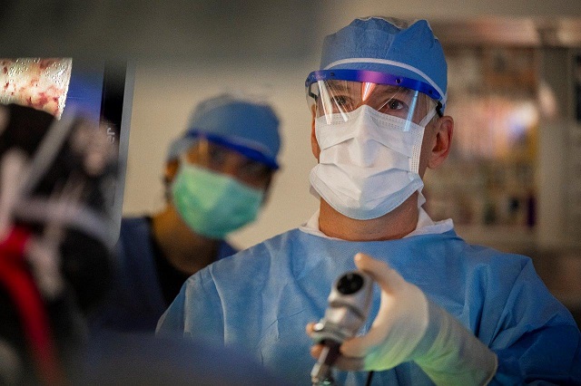  Cleveland Clinic es la primera en Estados Unidos en utilizar un robot quirúrgico con tecnología magnética para realizar con éxito una cirugía bariátrica
