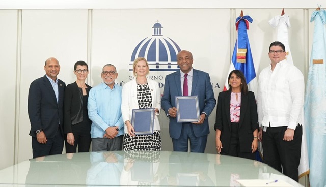  Ministerio de Energía y Minas y el PNUD firman acuerdo para electrificar viviendas rurales en la RD