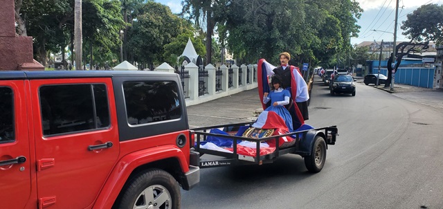  Cientos de capitaleños disfrutaron de exhibición y desfile autos antiguos