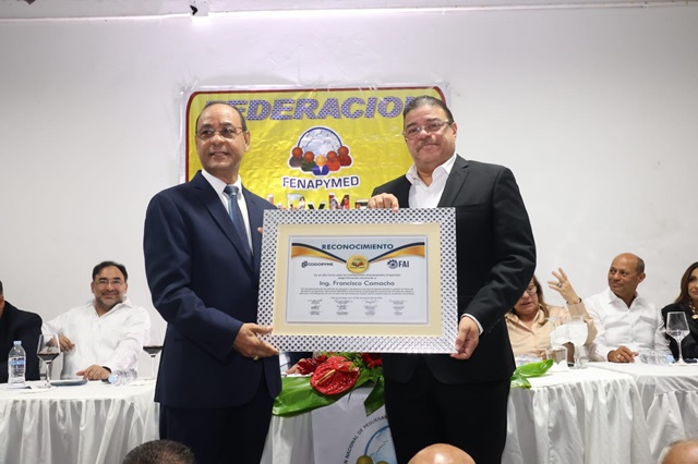  Ministro Francisco Camacho es reconocido por empresarios de Santiago