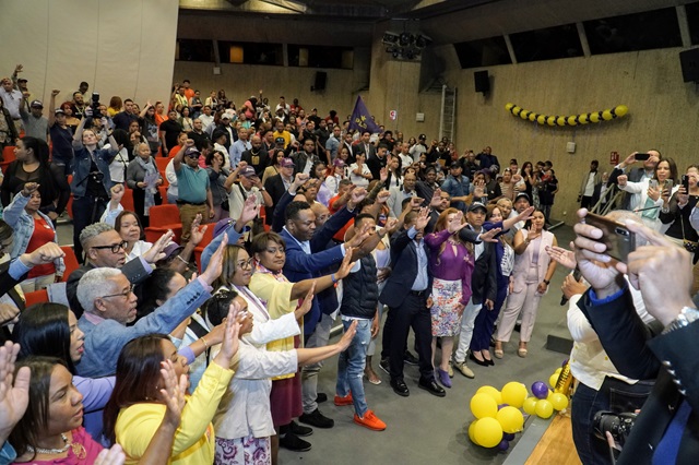  Juramentan en Europa a líderes peledeístas candidatos a diputados Ana Vidal y Bolivar Reyes