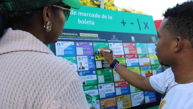  Seguidores de Leonel se movilizan y enseñan a votar en las 34 estaciones del Metro de SD
