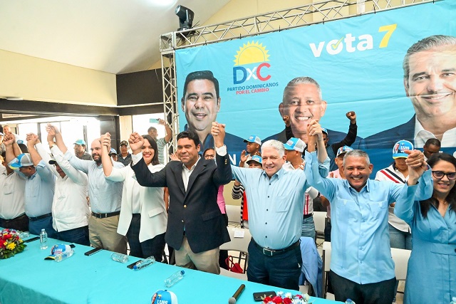  Partido Dominicanos por el Cambio juramenta a Heriberto Santana
