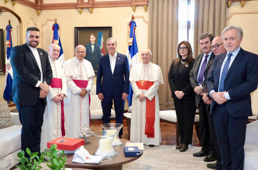  Presidente Abinader recibe visita del cardenal italiano Fernando Filoni