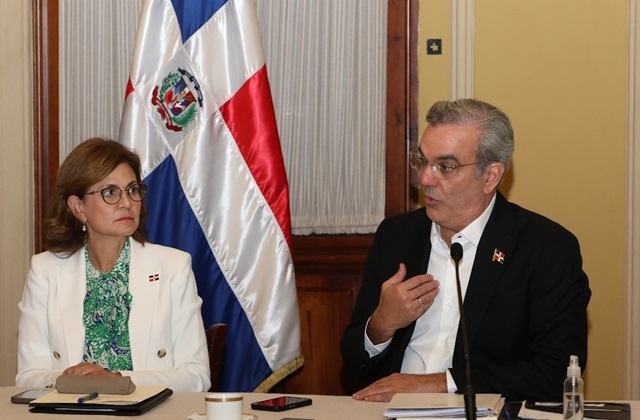  Presidente Abinader dirige reunión preventiva por huracán Beryl tan pronto regresó de Panamá