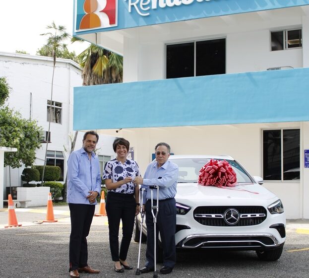  Rehabilitación y AutOzama entregaron vehículo a ganadora del Sorteo Navideño 2023