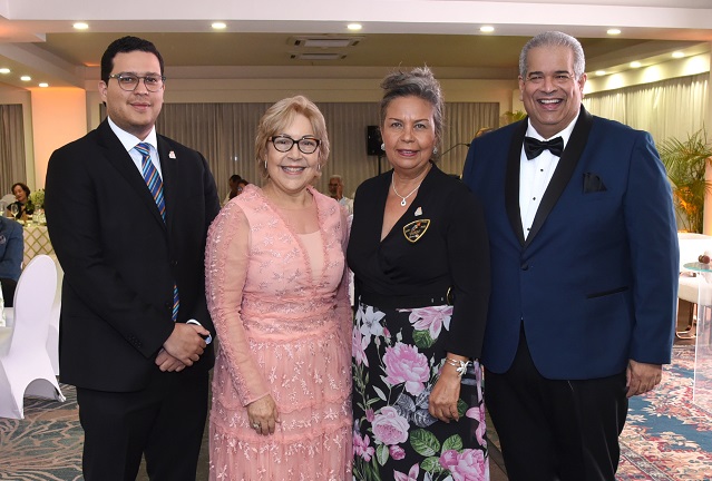  Juramentan nueva directiva de Rotary Santo Domingo Mirador