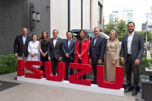  Ejecutivos de Autocamiones presentan nuevos modelos de Isuzu DMax 2025