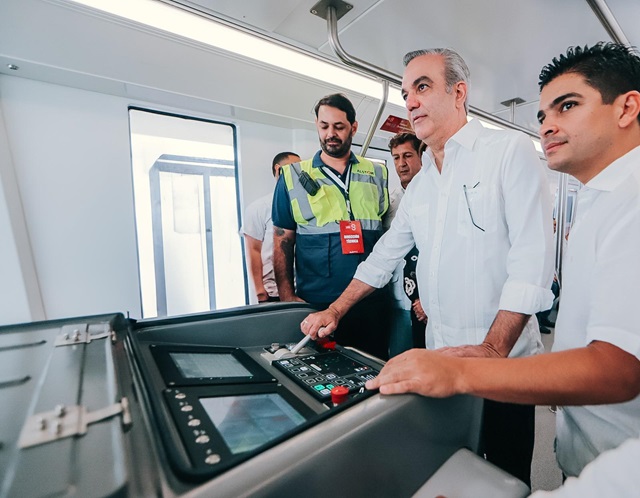  Presidente Abinader condujo este domingo el primer viaje con pasajeros del Monorriel de Santiago