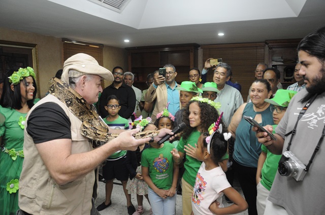  Cooperativa Empresarial entrega útiles didácticos y anuncia campaña de orientación medioambiental para escolares