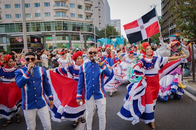  Carnaval Dominicano llena de cultura y alegría la Gran Vía de Madrid