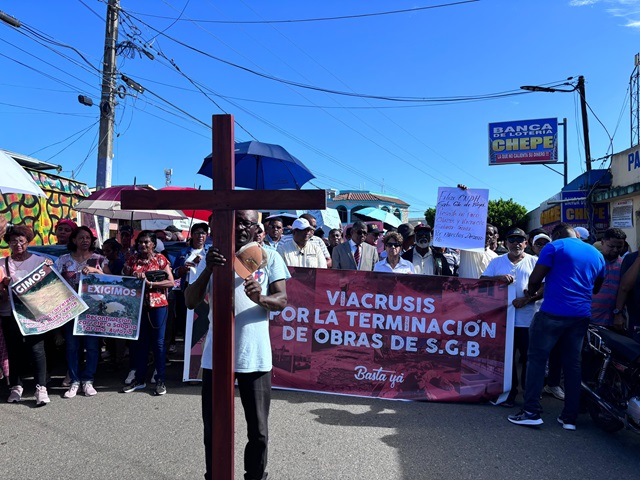  Cientos marchan en Sabana Grande de Boyá en demanda de obras y construcción de carreteras