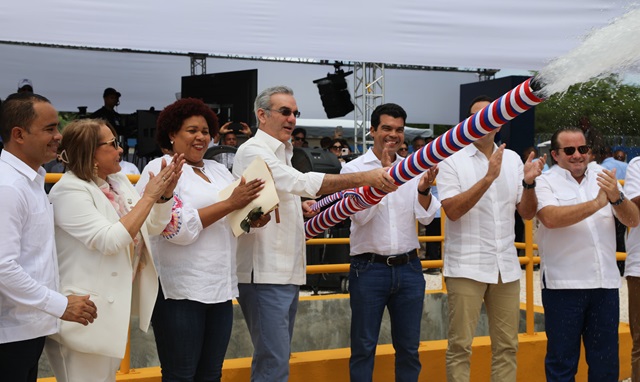  Presidente Luis Abinader y Wellington Arnaud, director del INAPA, inauguran acueducto de Cabo Rojo, Pedernales