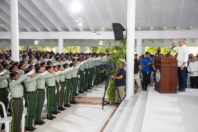  Presidente Abinader encabeza graduación de los primeros 1,016 policías formados bajo la reforma policial