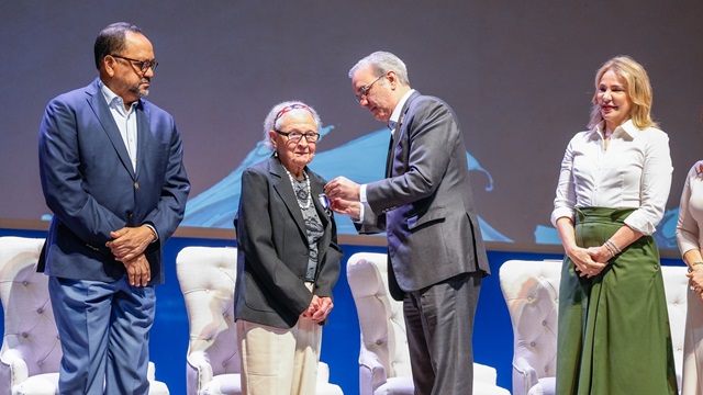  Presidente Abinader recorre la Feria del Libro 2024 y condecora a Rhina Espaillat