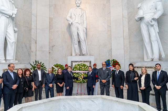  Cuerpo Consular conmemoró el “Día del Cuerpo Consular” con una ofrenda floral en el Altar de la Patria