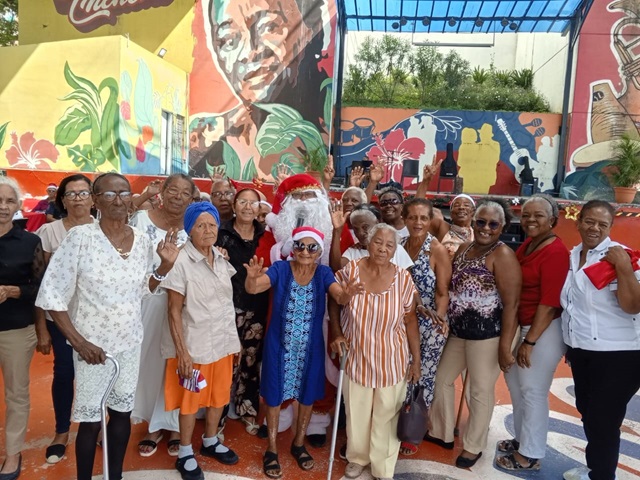  Fundoproam celebra fiesta navideña con cientos de envejecientes en Santo Domingo Este