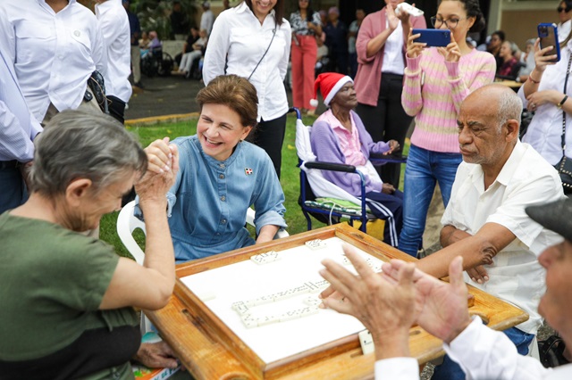  Raquel Peña lleva esperanza a niños y adultos mayores de Santiago en jornada navideña